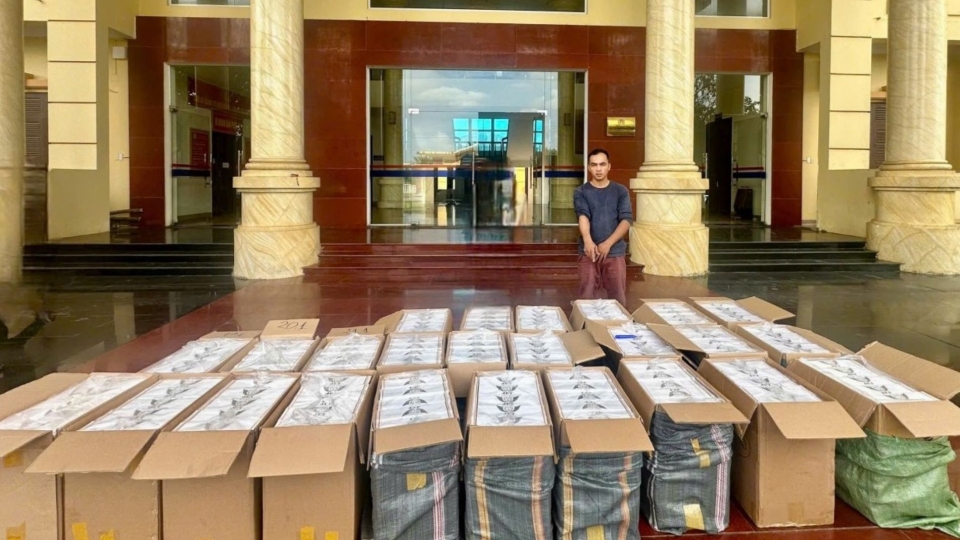 Lâm Ngọc Hoa cùng tang vật lúc bị bắt (2).jpg